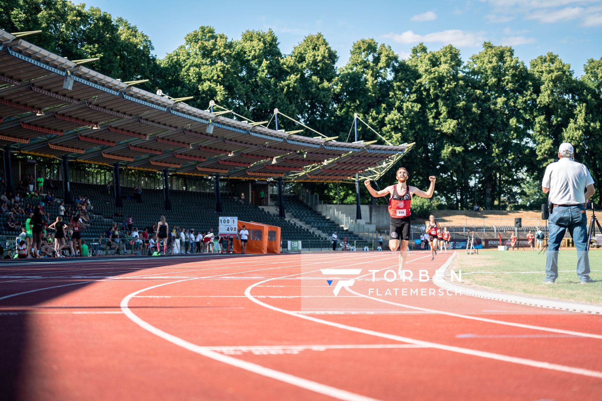 Robin Zernick (LG Osnabrueck) jubelt im Ziel am 02.07.2022 waehrend den NLV+BLV Leichtathletik-Landesmeisterschaften im Jahnstadion in Goettingen (Tag 1)